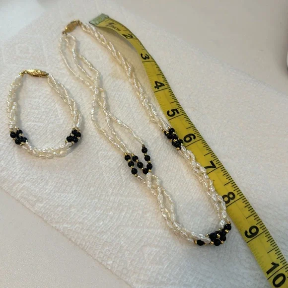 🎉 HP! Gorgeous Seed Pearl Necklace and Bracelet Set 🎉 - Picture 2 of 3